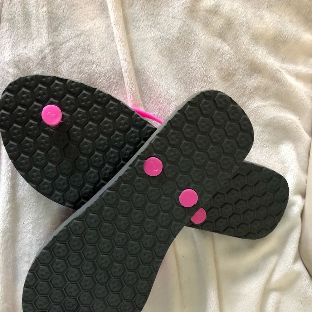 Flip Flops never worn size medium 7/8 - Picture 2 of 2